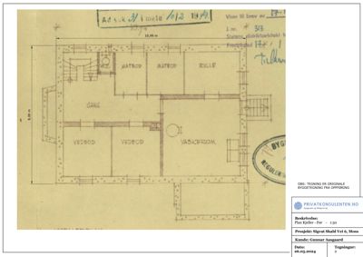 En gammal, håndtegnet etasjeplan (1. etasje) med rombetegnelser som 'MATBOD', 'GANG', 'VEDBOD' og 'VASKEROM'. Tegningen viser også trapp og veggtykkelse.