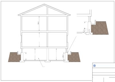 Snittegning som viser bygningens høyde, romfordeling og detaljer for vinduåpning.