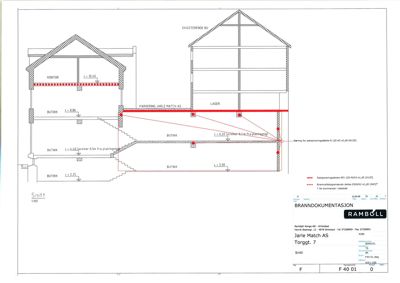 Snittegning som viser tverrsnitt gjennom en eksisterende bygning med ulike etasjer (kontor, butikk, lager) og høydemål.