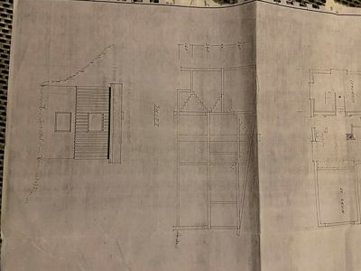 Tegning som viser et tverrsnitt (snitt) gjennom en bygning, med mål og konstruksjonsdetaljer.
