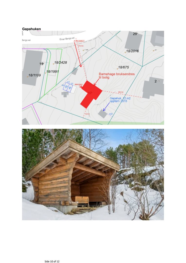 Et fotografi av en liten hytte eller barnehage i en snødekt skog.