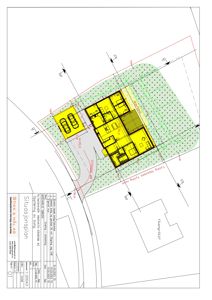Situasjonsplan som viser bygningens plassering på tomten, tilstøtende veg, og innkjøringsvei.
