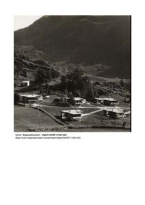 Sort-hvitt fotografi som viser en gruppe moderne hus i et fjellandskap.