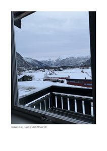 Fotografi av utsikt fra et vindu mot en snødekt dal og fjell. Bildet illustrerer et planlagt element (garasjen) i forhold til omgivelsene.