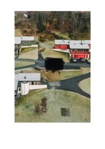 Luftfoto (flyfoto) av et boligområde med flere hus, veier og natur.