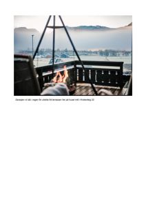 Fotografi av utsikt fra en terrasse med en garasje i forgrunnen og et hus i midten.