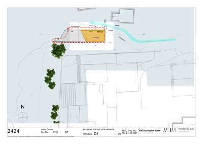 Situasjonsplan som viser tomtens grenser, nabolag, vegetasjon, og plassering av nybygg i forhold til eksisterende bygninger og vegger.