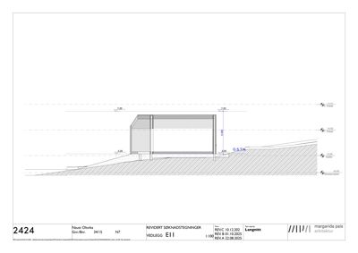 Snittegning (vedlegg E1) som viser bygningens tverrsnitt, høyder, grunnforhold og terrengprofil.