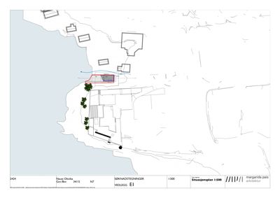 Situasjonsplan som viser bygningens plassering i forhold til tomme, nabobebyggelse og kystlinje.