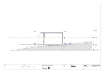Snittegning som viser bygningens tverrsnitt, høyder, grunnforhold og nivåer.