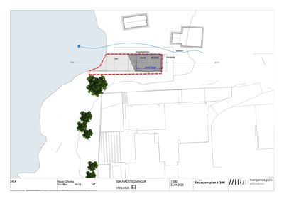 Situasjonsplan som viser tomt, byggegrense, bekke, nabobebyggelse og planlagt nybygg med arealoppdeling.