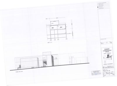 Fasadetegning (opprikk) av en bygning sett fra øst, med et snitt (SNITT C-C) overfor.