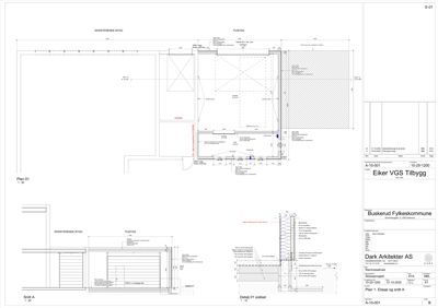Bildet viser en snittegning (Snitt A) av en bygning, som viser både eksisterende og nybygd del. Det inkluderer også en teknisk detaljtegning (Detalj 01) for sokkelen.