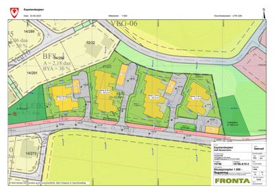 Situasjonsplan som viser tomtens grenser, naboeiendommer, veier og planlagt bebyggelse med arealopplysninger.