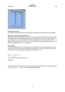 Fotografi av et vindu med hvitmalte rammer og paneler.