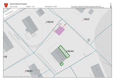 Situasjonsplan (tomtekart) som viser eiendomsnummer, bygninger, vegger og målestokk.