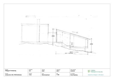 Snittegning som viser tverrsnittet av en bygning med angitte høyder og trapp.