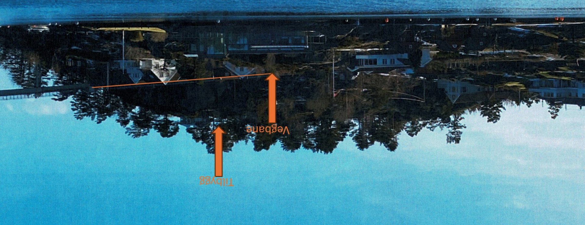 Fotografi av en kystbygd med hus på en skråning, med overlagte oransje piler og tekst som peker på 'Vegbane' og 'Tilbygg'.