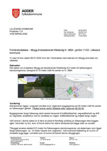 Et dokument fra Agder fylkeskommune som viser en forhandsuttalelse om et tilbygg. Dokumentet inneholder en situasjonsplan (Figur 1) som viser eiendommen i forhold til fylkesvegen og en bro.