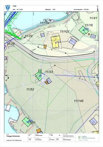 Situasjonsplan som viser tomtene, bygninger, veier og høydeforhold i området.