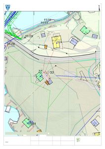 Situasjonsplan som viser tomtens beliggenhet, nabolag, veioppdeling og eksisterende bygninger.