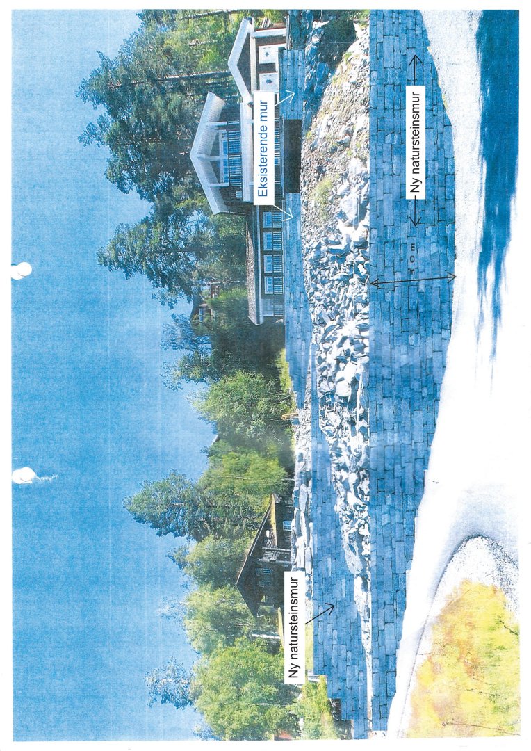 Fotografi av en eksisterende natursteinsmur ved en bygning, med annotasjoner som viser 'Eksisterende mur' og 'Ny natursteinsmur'.