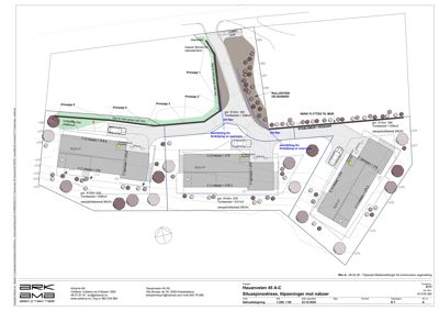 Situasjonsplan som viser tomtens grenser, naboeiendom, veier, og plassering av nye bygg i forhold til eksisterende infrastruktur.