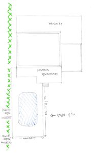 En håndtegnet etasjeplan (topplan) som viser romfordeling, terrasser og en hageområde med angitte mål.