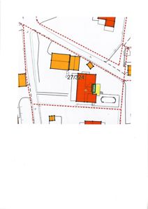 Situasjonsplan som viser tomtens grenser (rød prikket linje), nabobebyggelse, veier og plassering av eksisterende og planlagt bygning.