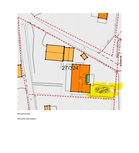 Situasjonsplan som viser tomtens grenser (røde prikkede linjer), eksisterende bygninger (oransje felter) og en planlagt utvidelse eller nybygning (gult felt med skravering). Tegningen inneholder også referanser til veier (A2, A5) og et tomtenummer.