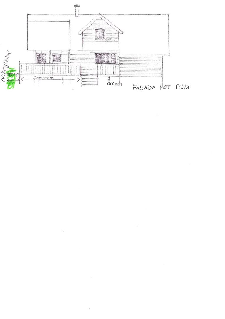En håndtegnet fasadetegning (opprikk) av en hytte sett fra sørøst, med mål og tekst 'FASADE MOT AUST'.