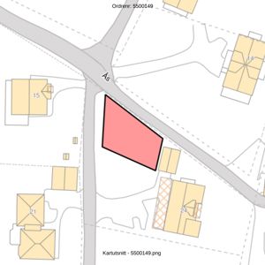 Situasjonsplan som viser en tomte (markert i rødt) med omgivende eiendommer, veier og grunnsnittsgrenser.