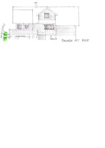 En håndtegnet fasadeopprikk (fra øst) av en hytte med mål og detaljer.