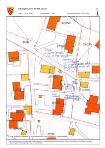 Situasjonsplan som viser eiendomsnummer, naboeiendommer, bygninger og håndskrevne notater om tiltak og basseng.