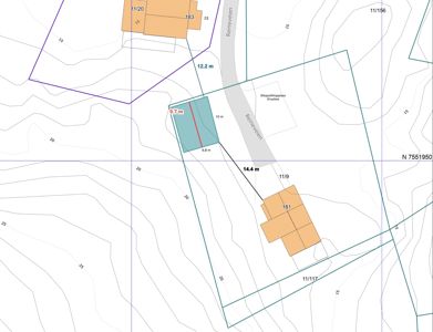 Situasjonsplan som viser tomtegrenser, høydeforhold (konturlinjer), veier og eksisterende bygninger.