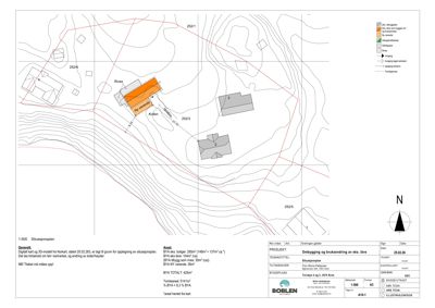 Situasjonsplan som viser tomtens form, terrengforhold (konturlinjer), eksisterende og planlagt bebyggelse, samt arealregulering (BYA).