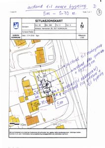 Situasjonskart som viser eiendomsgrenser, naboeiendommer og håndskrevne notater om avstandskrav til nabobygninger.