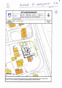 Situasjonskart som viser eiendomsgranser, naboeiendommer og bygningsplassering med håndskrevne notater om avstand til nabogrense.