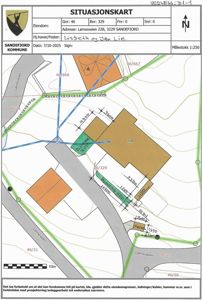Situasjonskart som viser eiendomsgrenser, bygningers plassering, veier og topografi for eiendommen Lønneveien 22B i Sandefjord.