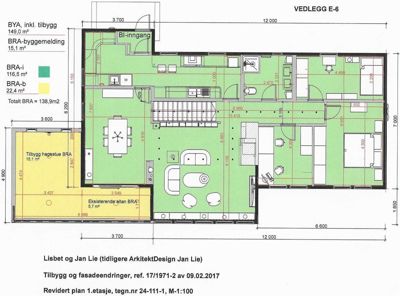 Etasjeplan (1. etasje) som viser romfordeling, møblering og mål for en bolig med tilbygg.