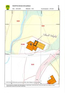 Situasjonsplan (tomtekart) som viser eiendomsnummer, bygningers plassering og en håndskrevet annotasjon om 'Tiltakts boligdel'.