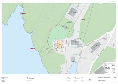 Situasjonsplan som viser tomtens beliggenhet i forhold til nabolag, veier (Markusvikvegen), vann (Kjøløyfjorden) og topografi. Planen inkluderer også arealopplysninger for grunnflate og BYA.