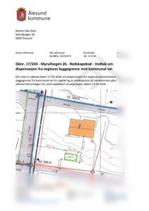 Situasjonsplan som viser eiendomsgrunnlinjer, veiavstander og plassering av en planlagt redskapsbod.