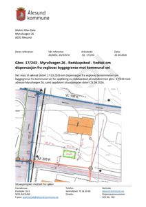 Situasjonsplan som viser eiendomsgrunnlinjer, veiavstander og plassering av en planlagt redskapsbod.