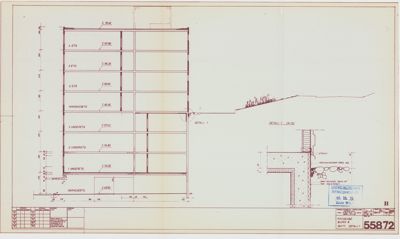 Snittegning som viser bygningens høydeprofil, romfordeling og grunnplan med detaljer.