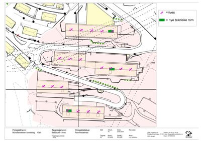 Situasjonsplan som viser bygningers plassering, riveområder (rødt) og nye tekniske rom (grønt) i forhold til tomme og infrastruktur.