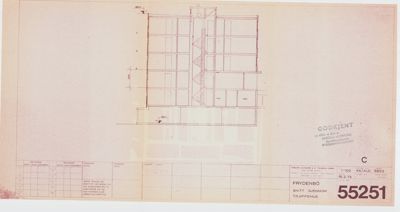 Snittegning gjennom et trappet hus som viser romfordeling og konstruksjon.