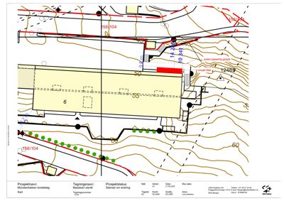 Situasjonsplan med konturlinjer, høydemål, vegforløp og plassering av bygninger og anlegg.