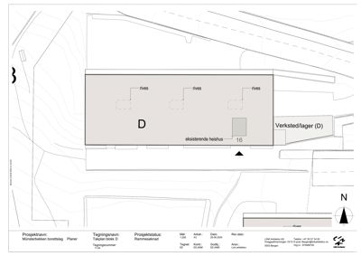 Situasjonsplan som viser bygningens plassering (Verksted/lager D) i forhold til terrenget, eksisterende heisthus og nabolag.