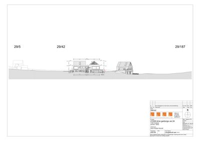 Lengdesnitt (snittegning) av en bolig med tilstøtende bygninger og terrengform.